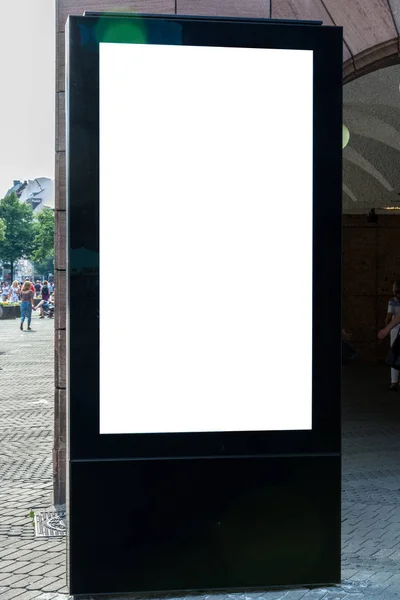 Preto sinal de espaço em branco anúncio isolado na rua — Fotografia de Stock