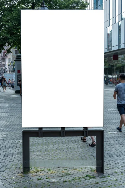 Placa de espaço publicitário em branco isolada na rua — Fotografia de Stock