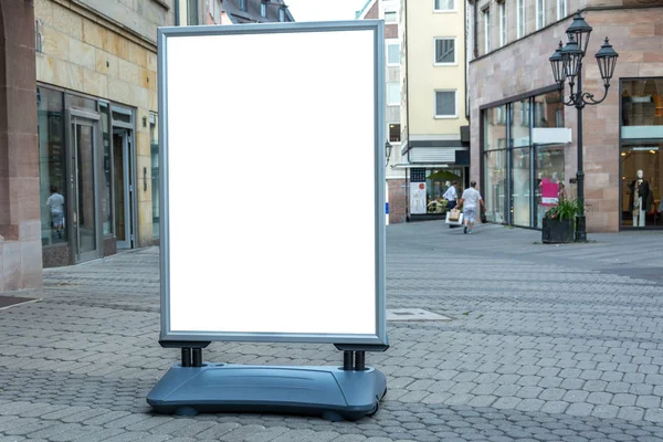 Placa de espaço publicitário em branco isolada na rua — Fotografia de Stock