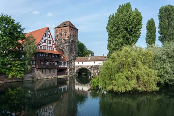 Weinstadl à la rivière Pegnitz dans la vieille ville de Nuremberg, Allemagne — Photo