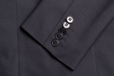 Bir siyah ceket kol üzerinde dört adet buton