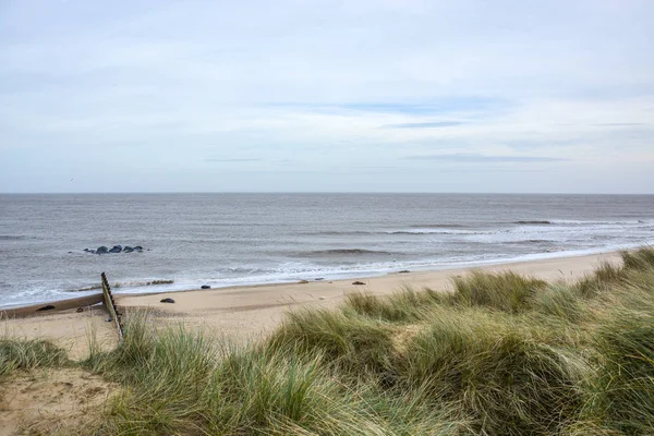 Dunes et plage sur la côte du Norfolk en Angleterre — Photo