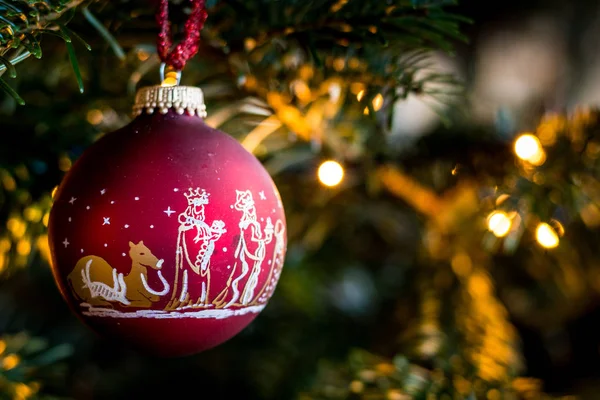 Rosso albero di Natale decorazione palla da vicino — Foto Stock