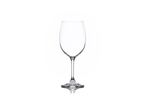 Una copa de vino limpia y vacía sobre fondo blanco — Foto de Stock