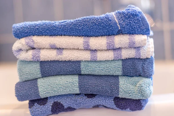 Mehrere gestapelte blaue Handtücher im Badezimmer — Stockfoto