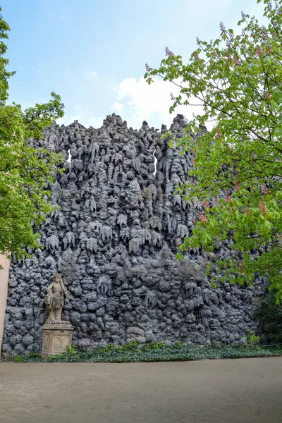 Muro de Dripstone en el Jardín Wallenstein en Praga, República Checa — Foto de Stock