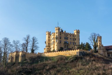 Castle Hohenschwangau öğleden sonra bir tepe üzerinde