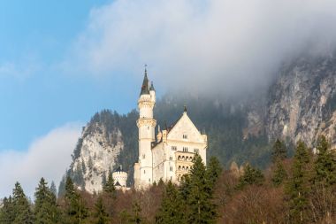 Ünlü masal castle Neuschwanstein yakınındaki Alpler