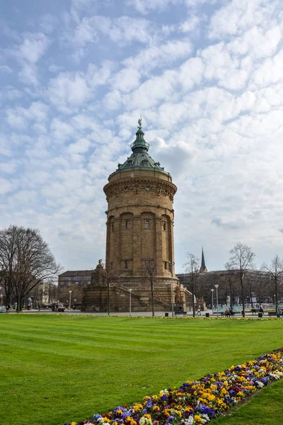 El famoso hito "Wasserturm" en la Friedrichsplatz en Mannh — Foto de Stock