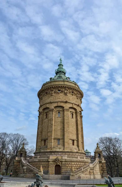 El famoso hito "Wasserturm" en la Friedrichsplatz en Mannh — Foto de Stock