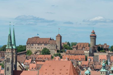 Nuremberg Kalesi ve güneşli bir günde Sebaldus Kilisesi