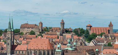 Nuremberg Kalesi ve bir güneş Sebaldus kilise Panoraması