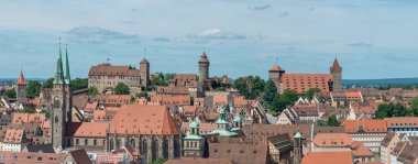 Nuremberg Kalesi ve bir güneş Sebaldus kilise Panoraması