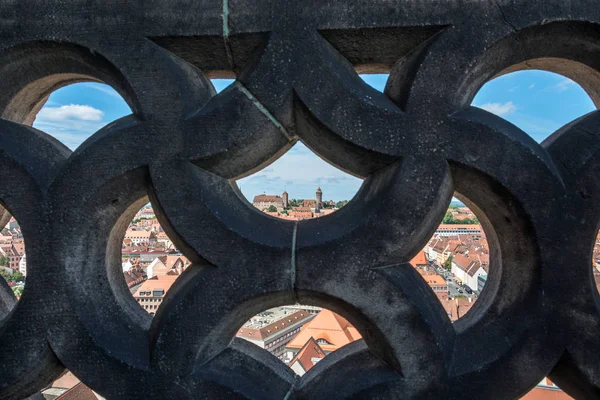 El castillo de Nuremberg visto a través de una pared de piedra como un marco en —  Fotos de Stock