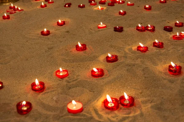 Lit candles on sand in a church to pray for people who died — Stock Photo, Image