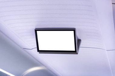 Bir tren tavanda bir boş beyaz bilgi ekranı