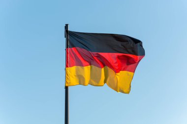 Kutup mavi gökyüzü ile Alman bayrağı