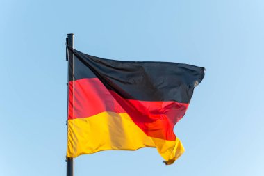 Kutup mavi gökyüzü ile Alman bayrağı