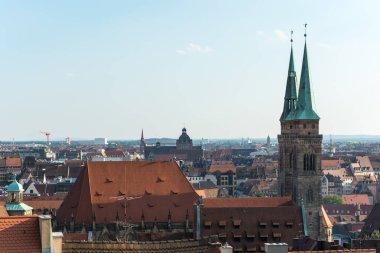 Sebald Kilisesi ve old town Nuremberg mavi gökyüzü ile