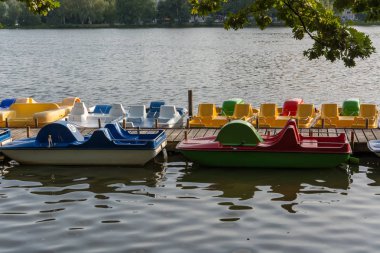 Bir göl üzerinde ahşap bir iskele, pedal tekneler