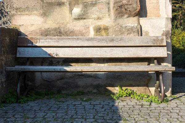 Taştan bir duvar önünde ahşap Bank