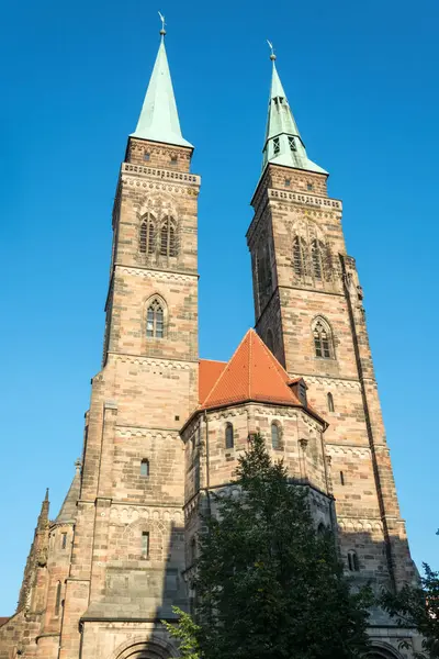 Old town Nuremberg mavi gökyüzü ile kilisede Sebald