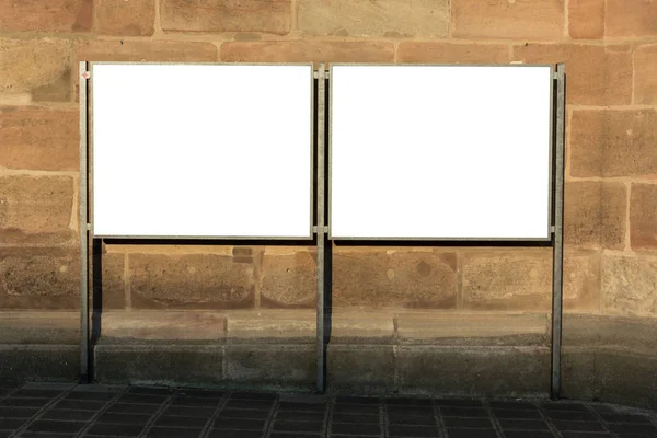 市場通りで分離された 2 つの空白の広告スペース記号 — ストック写真