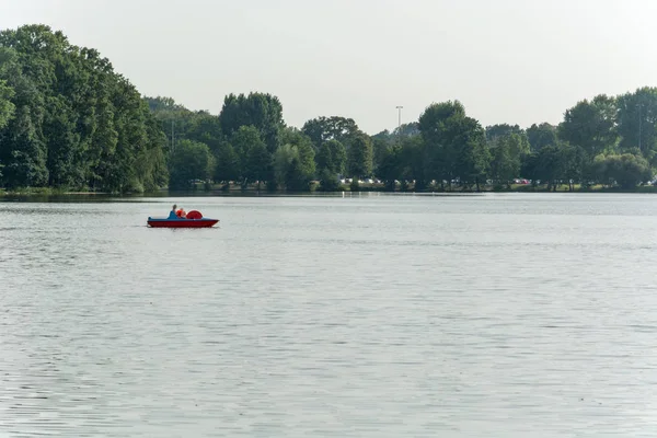 En trampbåt på sjön med träd runt — Stockfoto
