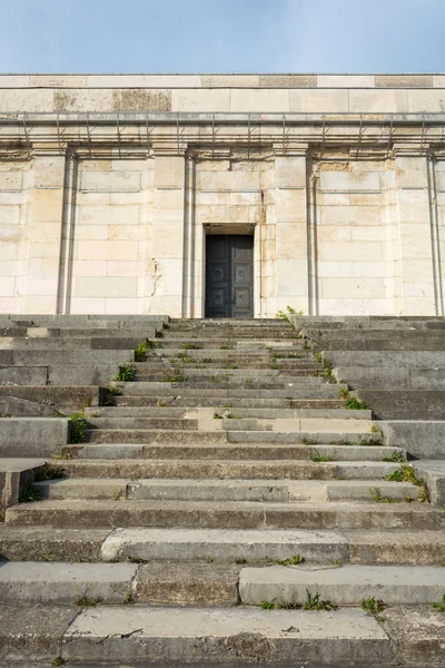 НУРЕМБЕРГ, ГЕРМАНИЯ - 30 августа 2017 года: Лестница и дверь в "Тр. — стоковое фото