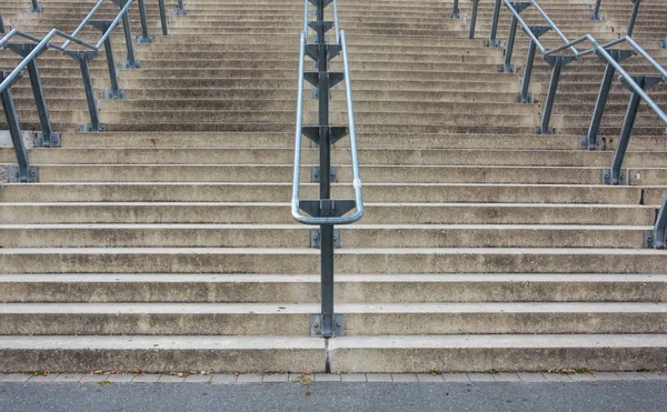 Escaliers en pierre avec mains courantes en métal par en bas — Photo