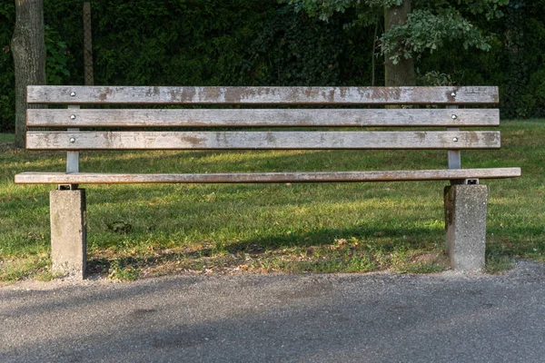 Un banco de madera en el parque — Foto de Stock