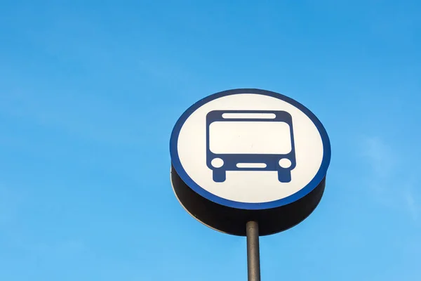 Blaues Stoppschild für Nachtlinienbusse an einem Mast — Stockfoto