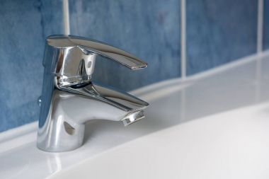 Tarafından gelen banyo musluk suyu