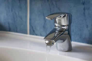 Banyo musluk suyu üzerinden akan su