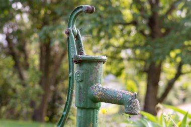 Eski bir paslı Bahçe pompası arızalı bahçede