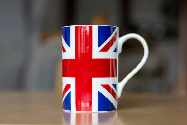 Μεγάλη Βρετανία σημαία σε μια κούπα εσωτερικη με θολή φόντο — Φωτογραφία Αρχείου