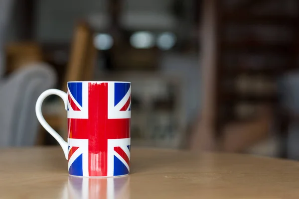 Μεγάλη Βρετανία σημαία σε μια κούπα εσωτερικη με θολή φόντο — Φωτογραφία Αρχείου