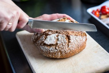 Kesme somun ekmek kesme tahtası üzerinde bıçak ile