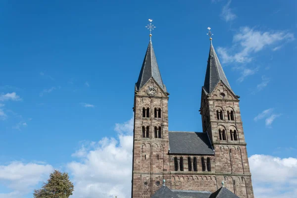 La catedral de la pequeña ciudad alemana Fritzlar — Foto de Stock