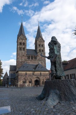 Heykel ile küçük Alman şehir Fritzlar Katedrali 