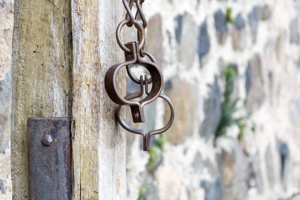 Cadenas penitenciarias medievales para presos frente a muro de piedra —  Fotos de Stock