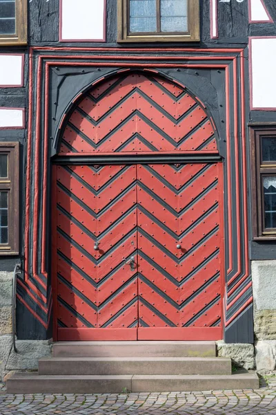 Uma porta de madeira medieval vermelha e preta — Fotografia de Stock