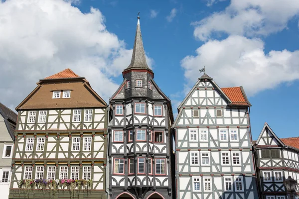 Maisons à colombages avec ciel bleu et nuages dans la petite Germa — Photo