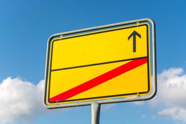 Boş sarı şehir işareti ile ok ve kırmızı çizgi ile vurdu