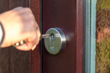 Ahşap kapıyı anahtarla aç