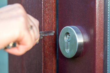 Ahşap kapıyı anahtarla aç