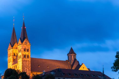 Alman kasaba Fritzlar ışıklı Katedrali