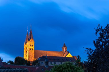 Alman kasaba Fritzlar ışıklı Katedrali