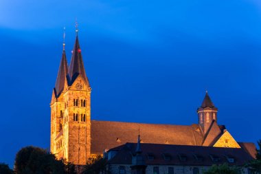 Alman kasaba Fritzlar ışıklı Katedrali