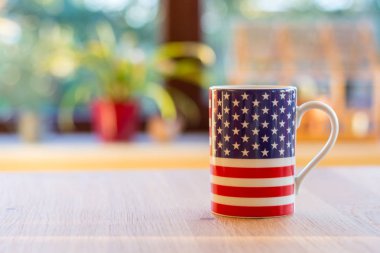 Bir kupa tarihinde Amerika Birleşik Devletleri bayrağı yakın çekim ve blurr